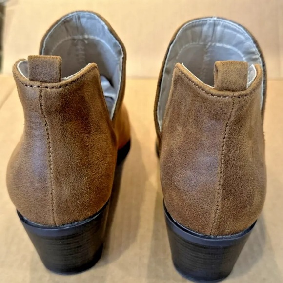 Women's Journee Collection Lola Brown Ankle Boots Size 11 - Picture 4 of 6